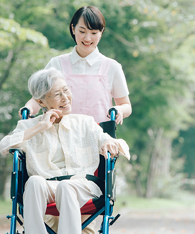 車いすの女性と介護職