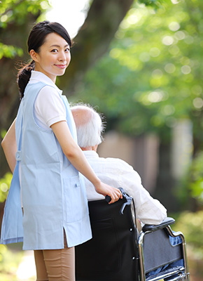 介護職員が利用者を介助