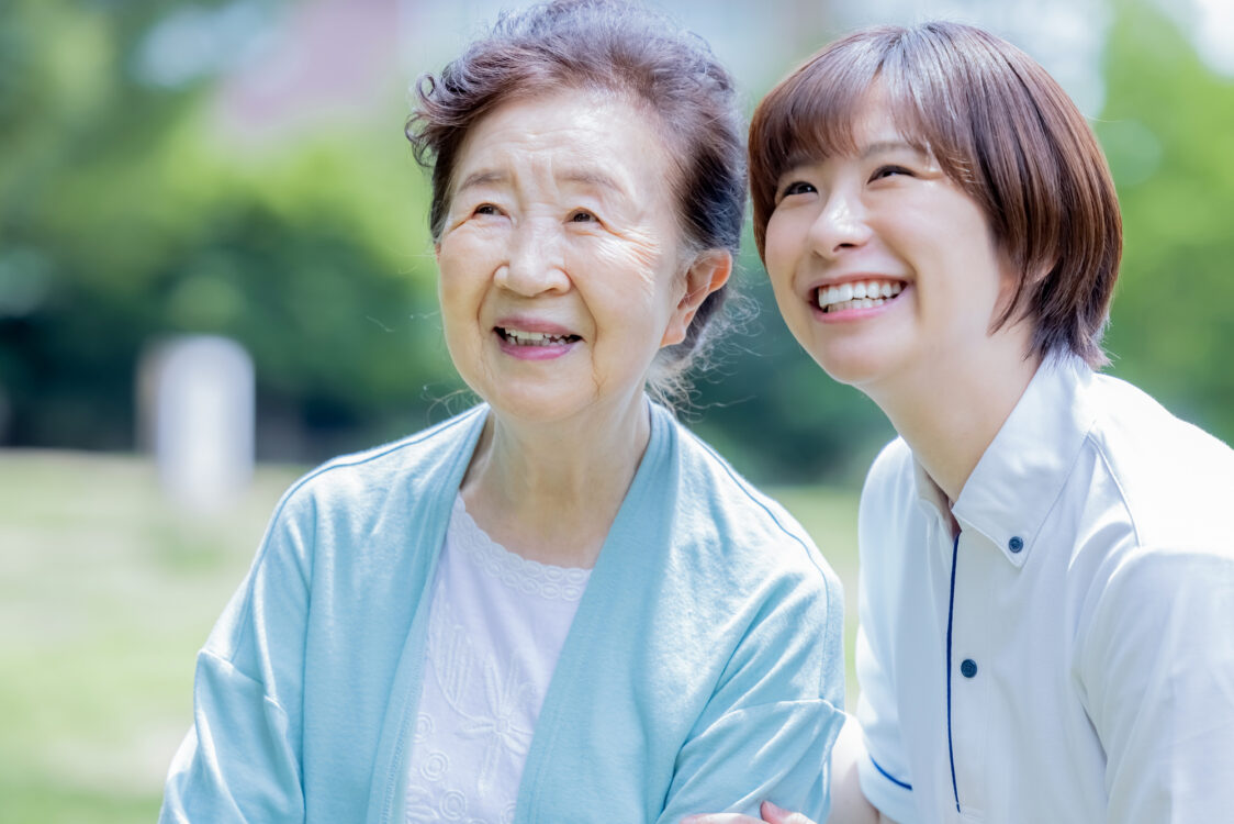 介護職員と利用者が並ぶ